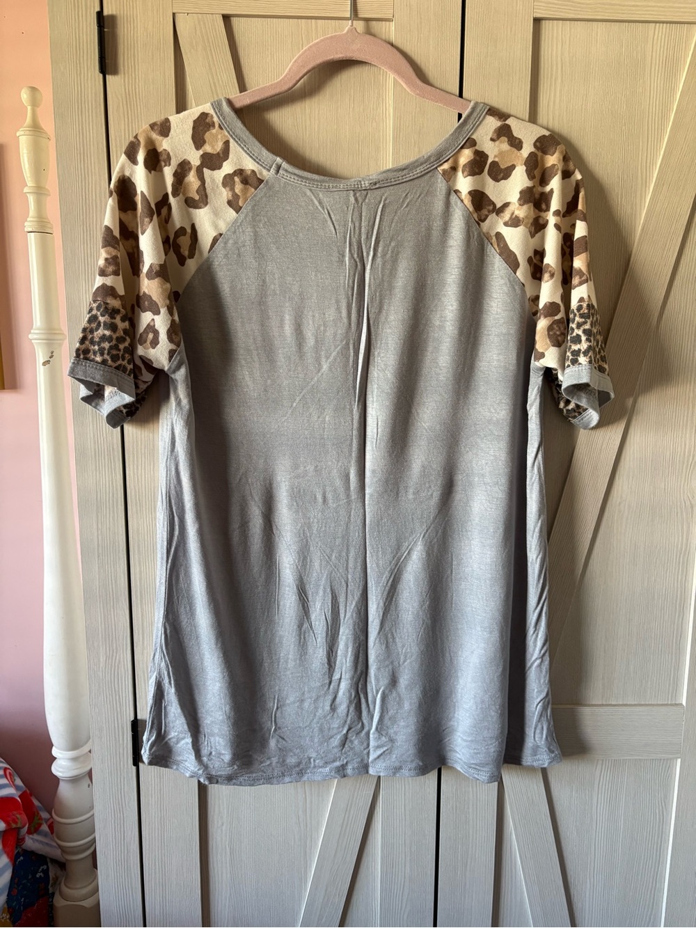 BiBi Leopard Print Short Sleeve Top in Gray
